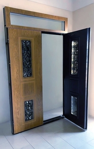 Двупольная дверь со стёклами и ковкой