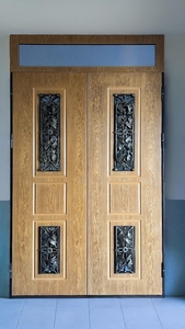 Двупольная дверь со стёклами и ковкой