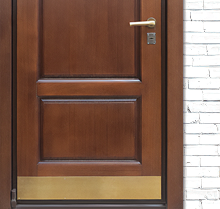 Двери с отбойными пластинами