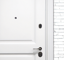 Белые двери