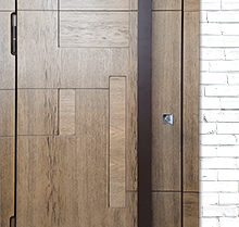 Двери с бугельной ручкой