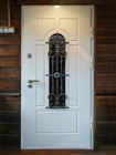 Белая металлическая дверь