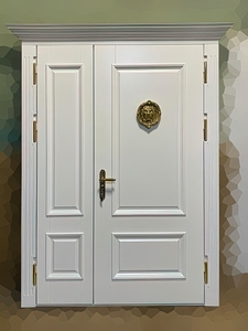 Белая входная дверь с карнизом
