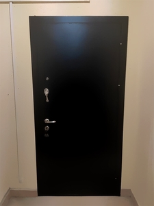 Дверь с порошковым напылением в квартиру, вид снаружи