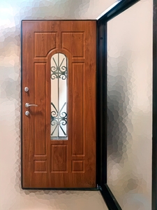 Дверь со стеклом и ковкой, вид сзади