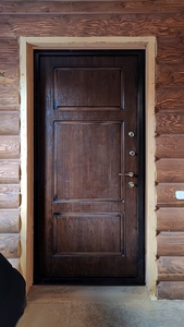 Дверь в частном доме, вид из помещения