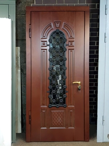 Изготовленная дверь с художественной ковкой