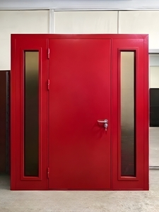 Нестандартная дверь красного цвета