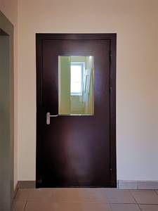 Остекленная дверь, вид спереди