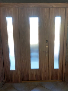 Парадная дверь с остеклением, вид из помещения