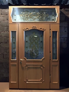 Парадная дверь с витражным стеклом для элитного магазина