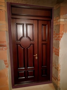 Полуторная дверь с имитацией филенки и карнизом