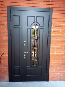 Полуторная дверь с МДФ, ковкой и стеклом