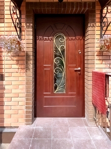 Стальная дверь с ковкой, фото снаружи