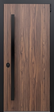 Дверь с панелями МДФ и вертикальной черной ручкой