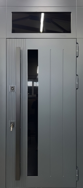 Термодверь с остекленной фрамугой, бугельной ручкой и серыми панелями МДФ