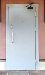 Техническая дверь с доводчиком