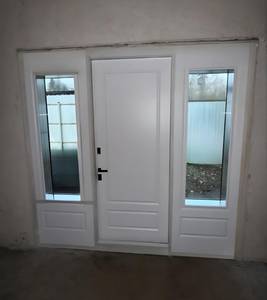 Уличная дверь со стеклами по бокам