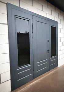 Уличная дверь со стеклами по бокам