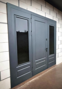 Уличная дверь со стеклами по бокам