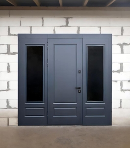 Уличная дверь со стеклами по бокам