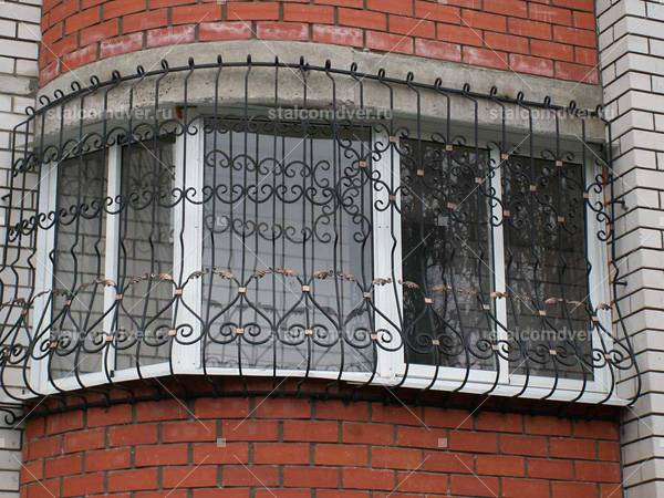 Решетка на лоджию. Металлические решетки на балкон. Красивые решетки на балкон. Кованые решетки на балкон. Решетка на окно металлическая.
