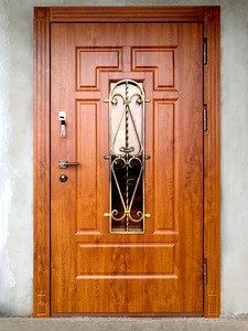 Внешняя сторона двери с ковкой и стеклом